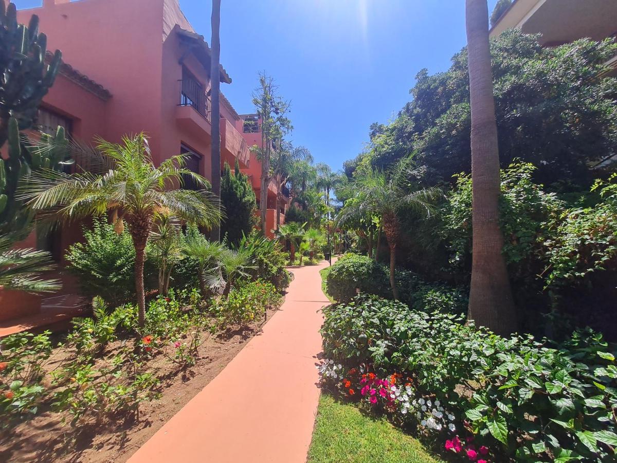 Luxury 2-Bed Apartment In Elviria W Pool Marbella Exterior photo