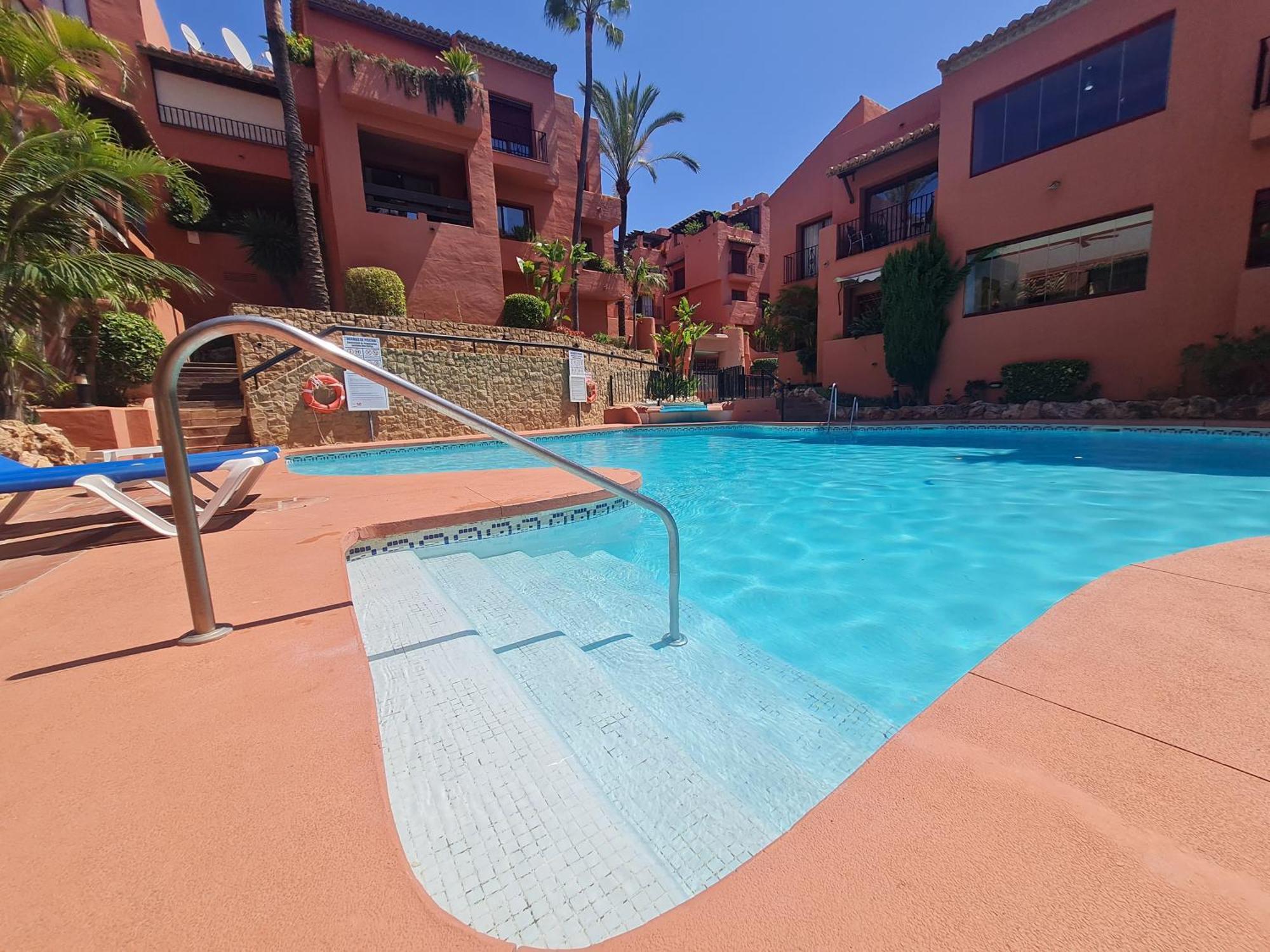 Luxury 2-Bed Apartment In Elviria W Pool Marbella Exterior photo